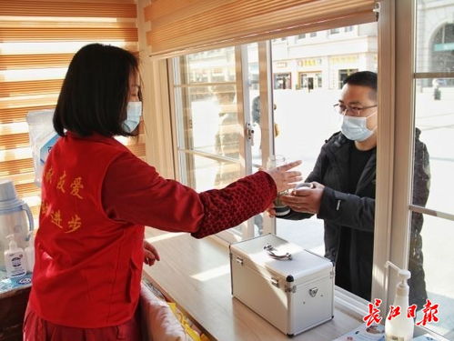 汉口火车站暖心护航 百余名管理员备齐热水口罩消毒液，实时守护旅客安全
